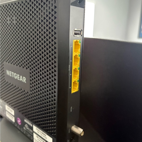 Netgear Dark Gray Router - Picture 4 of 4